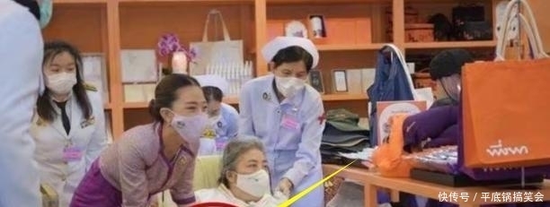  亮相|泰王原配妻子被贬后罕见亮相！瘫痪在轮椅，抓着女儿手寻安全感