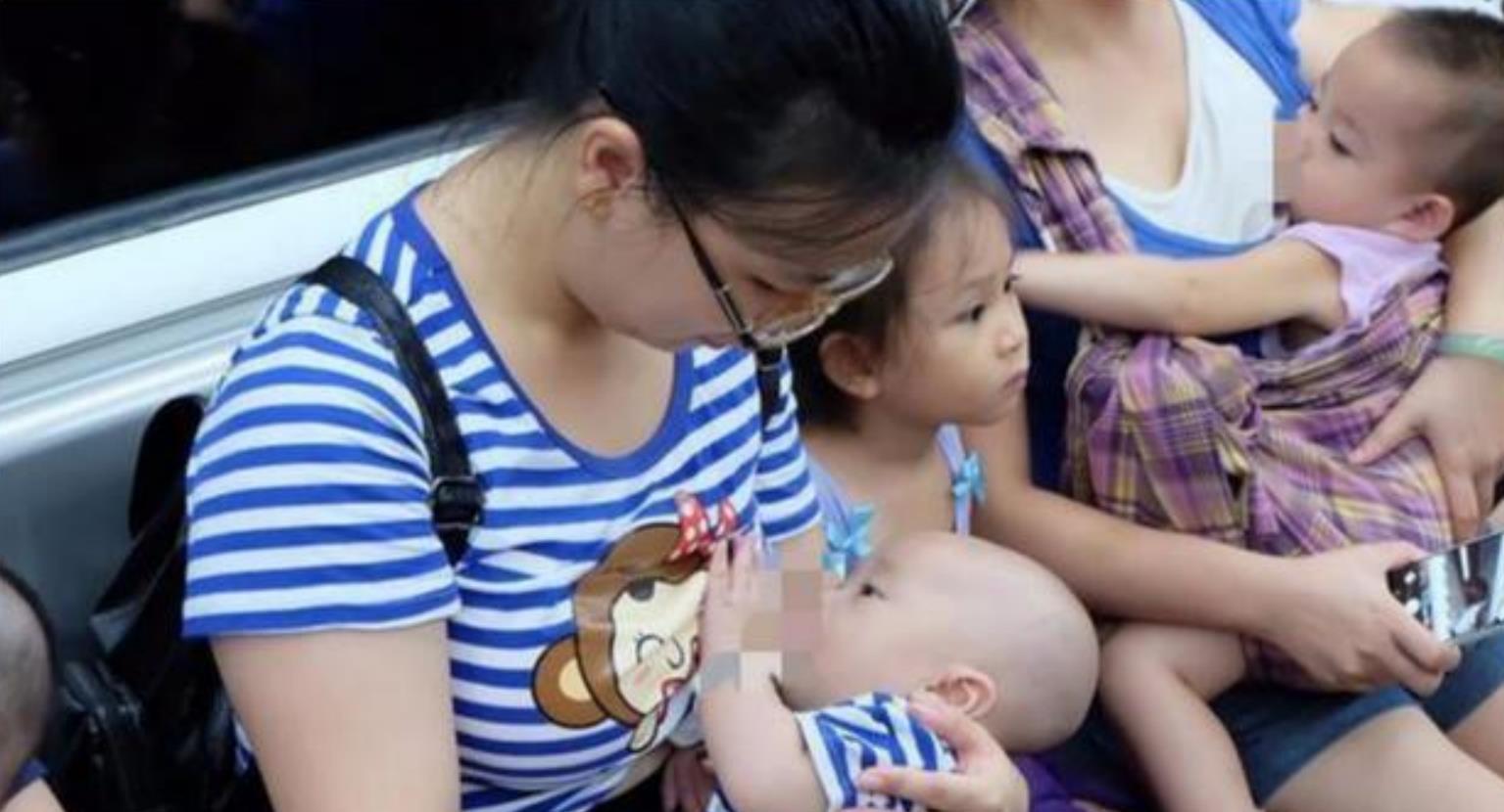 母婴|宝妈公交车上掀衣服哺乳,被大爷指责没素质,宝妈回怼令路人称赞