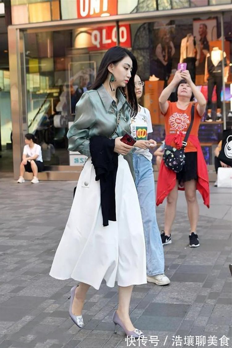 街拍|街拍,白色蕾丝连衣裙看上去特别的唯美,让人心动