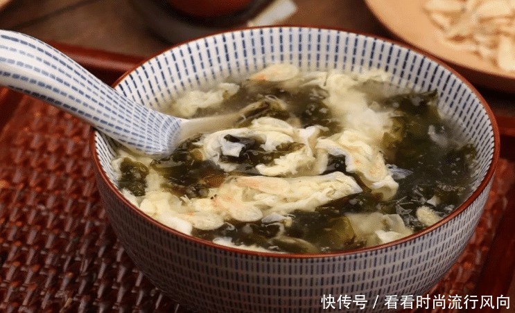 外行|做紫菜汤,“外行”直接用水煮!大厨教你正确做法,更鲜美更香浓