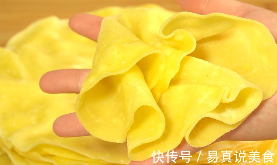 开水烙玉米饼,最拿手的面食,一次做一打,又薄又软不放油