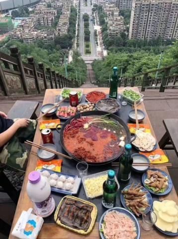 爬上来|“和朋友吃火锅,谁先爬上来谁先吃”我更关心怎么拿上来的……