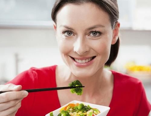 补充营养|更年期并不可怕，坚持做好“5件事”，和潮热失眠说拜拜