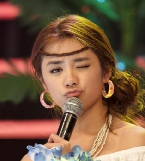 美女主持穿衣失误，少穿一件衣服，同台张国立硬是60分钟没转头！