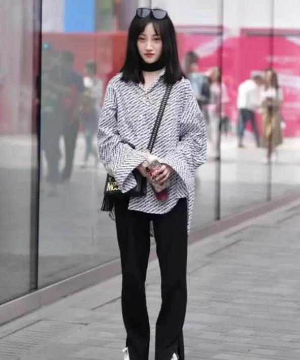 街拍:皎若秋月的美女,白色上衣配浅绿色裙子,时尚气质风范