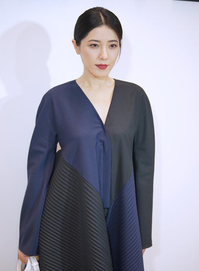 不同,为显腰细拼接透视薄纱,领口V字挺特别