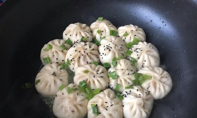 教你做金黄的水煎包,撒上芝麻与葱花,每咬一口都爆汁