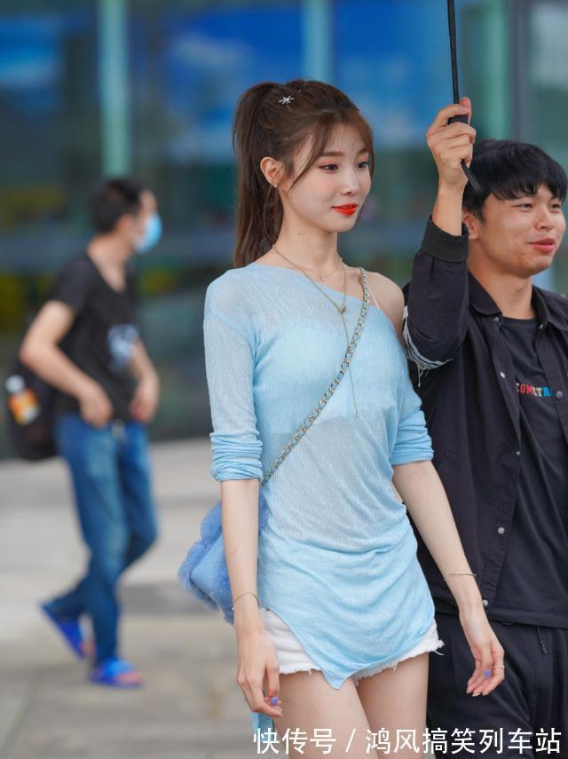 长袖 骨感美女的另类造型,把斜肩长袖当成连衣裙,展现牛仔短裤的魅力