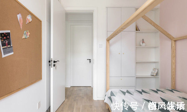 墙面|这对夫妻很有远见,买下120平复式小楼,客厅开阔还有双储物间