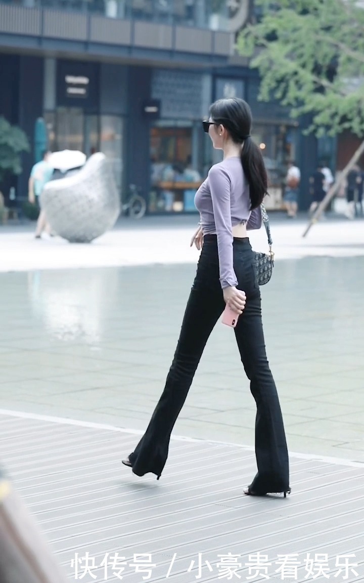 人到中年怎么穿？喇叭裤加长袖T恤，打造精致女王范