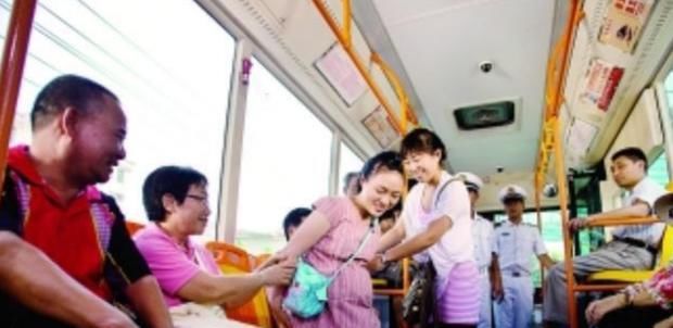 “没车还敢生二胎”孕妈带娃坐公交遭讥讽，女儿霸气回怼赢得称赞