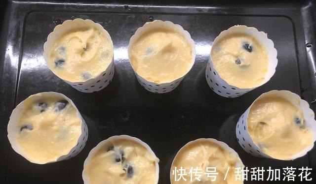 蓝莓|孩子放假就吃它，酥顶蓝莓糕，简单不费力，营养丰富，美味可口！