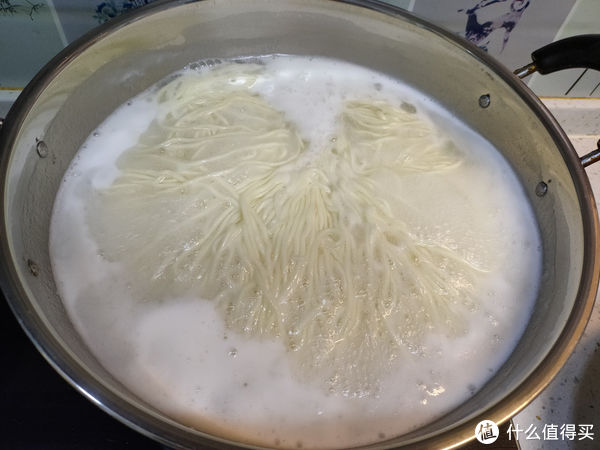 炒面条好吃有技巧，掌握三个诀窍，面条不粘不坨、劲道爽滑