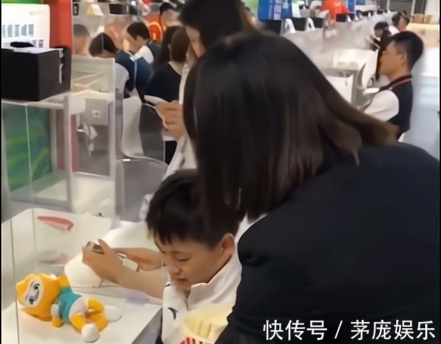 广东队|全红婵获赠蛋糕乐开花!红姐连声说谢谢,队医随后举动令红姐生气!