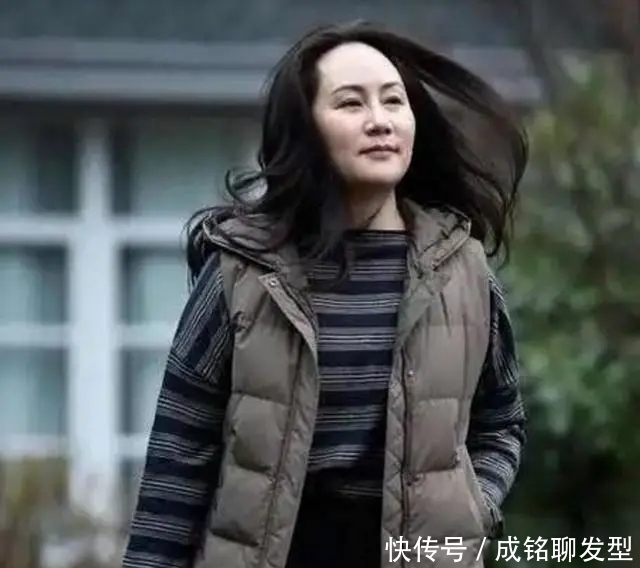 得体|孟晚舟的衣品令人折服,优雅气质得体穿搭,电子脚铐都变装饰品