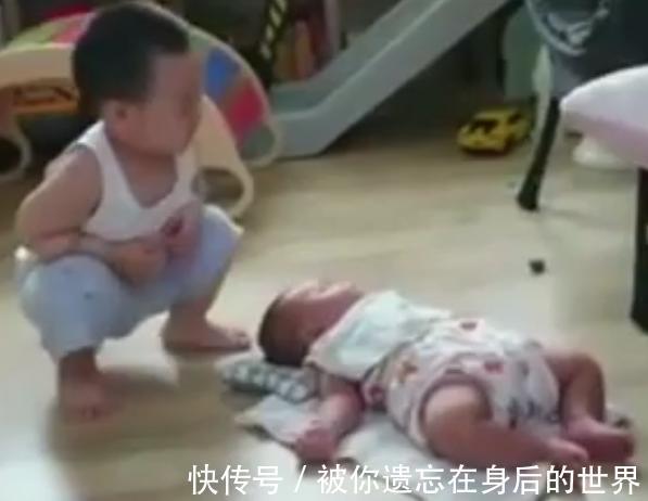 小宝|2岁的哥哥看到妹妹后，偷偷摸了下就跑，这画面把妈妈的心萌化了