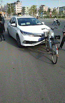 |搞笑GIF:大姐你听解释,我真的不是故意撞上去的