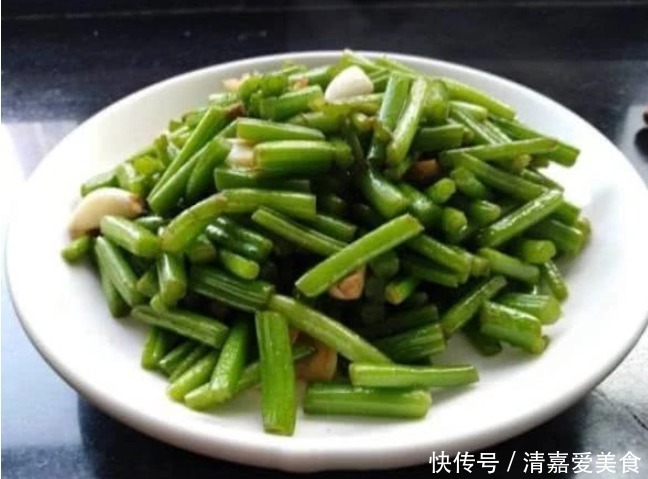  做法|老妈把“红薯杆”换个新做法，变成美味的凉拌菜，端上桌就光盘！