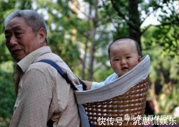 家庭|双独家庭,奶奶和姥姥抢着带娃让老人轮流带,对孩子有啥伤害