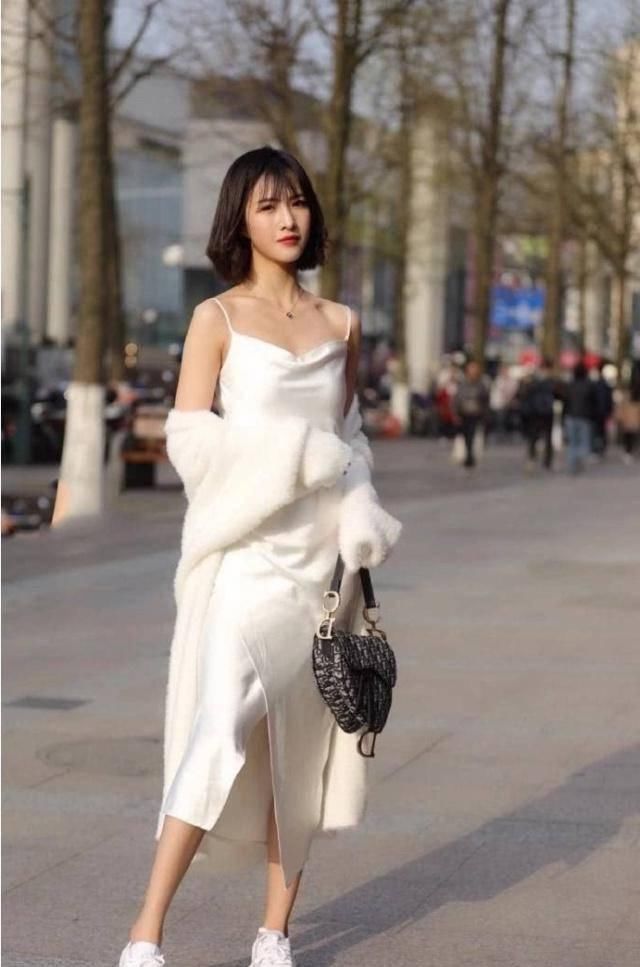 路人街拍，黑色连衣裙显出小姐姐的温柔美丽，