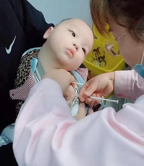 宝爸|宝爸带宝宝去打疫苗，全程不哭不闹，知道原因后，原来是个“小色胚”