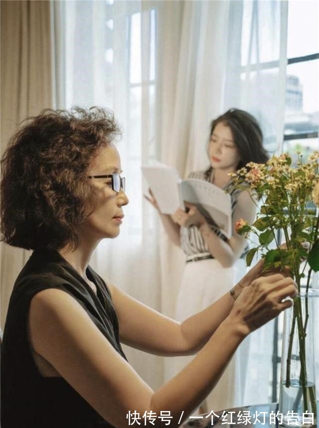 女性 40+的女性适合留什么发型推荐这4款发型,优雅又显气质!