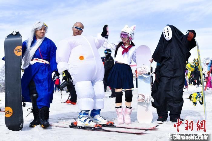 亚布力“光猪节”来袭：雪友搞怪着装共享春雪狂欢