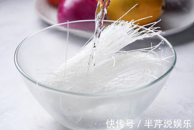 一道美味夏日沙拉，酸甜鲜嫩，颜值超高，十个人有九个喜欢