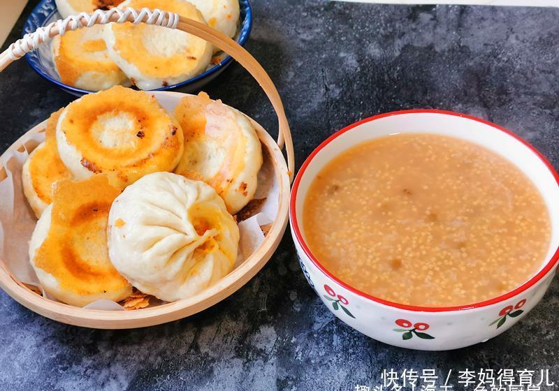  40岁阿姨的一人食早餐，素馅煎包搭配米粥，清淡不腻吃得舒服