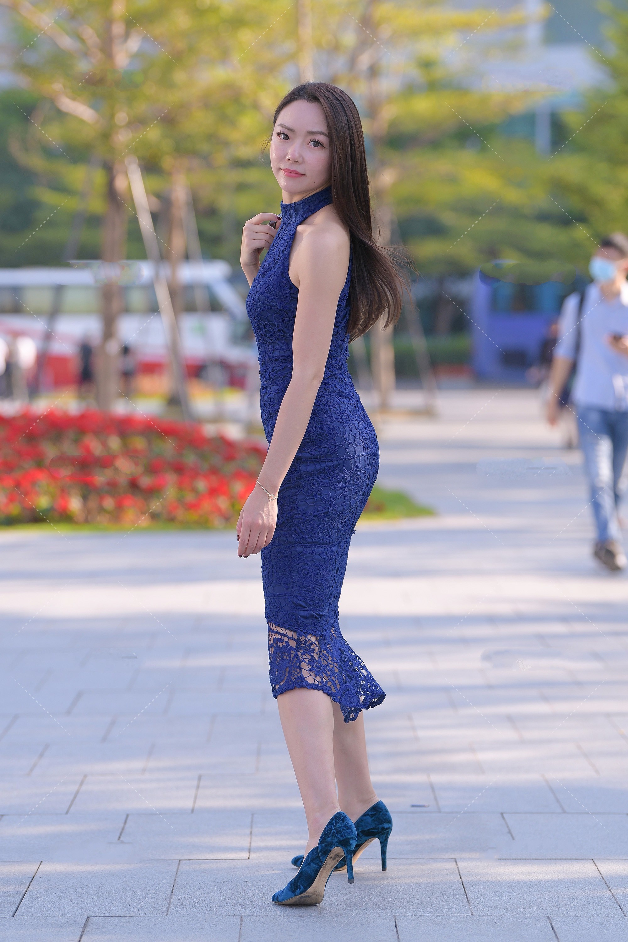 大方|美女街拍:长款连衣裙,优雅大方,自带时尚气场