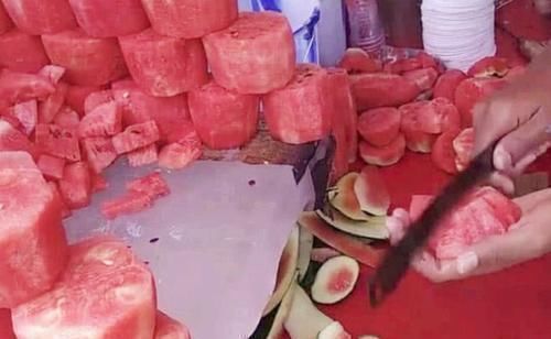 愣住|看看各国吃西瓜的方式,忍了中国,忍了韩国,看到印度的愣住了