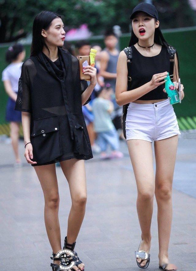 路人街拍潮流个性的穿搭，展现出小姐姐们的俏娇身姿