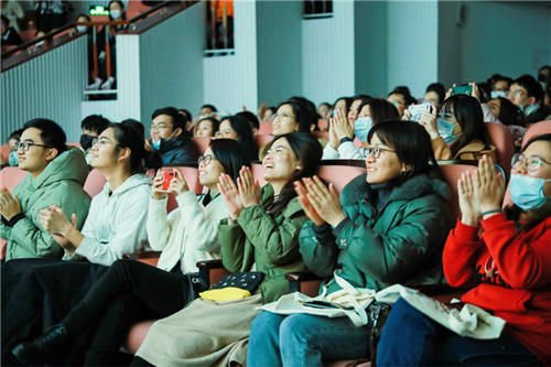  喜剧|经典喜剧《飞来横财》首演 黑色幽默包袱不停 带你直面金钱面前的人性底色