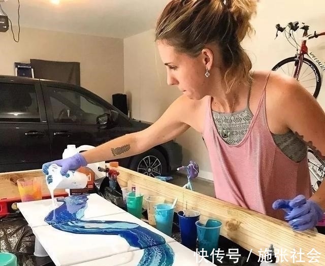颜料#从未学过画画的美女,28岁喜欢玩颜料,一天卖画30万,自嘲是瞎画