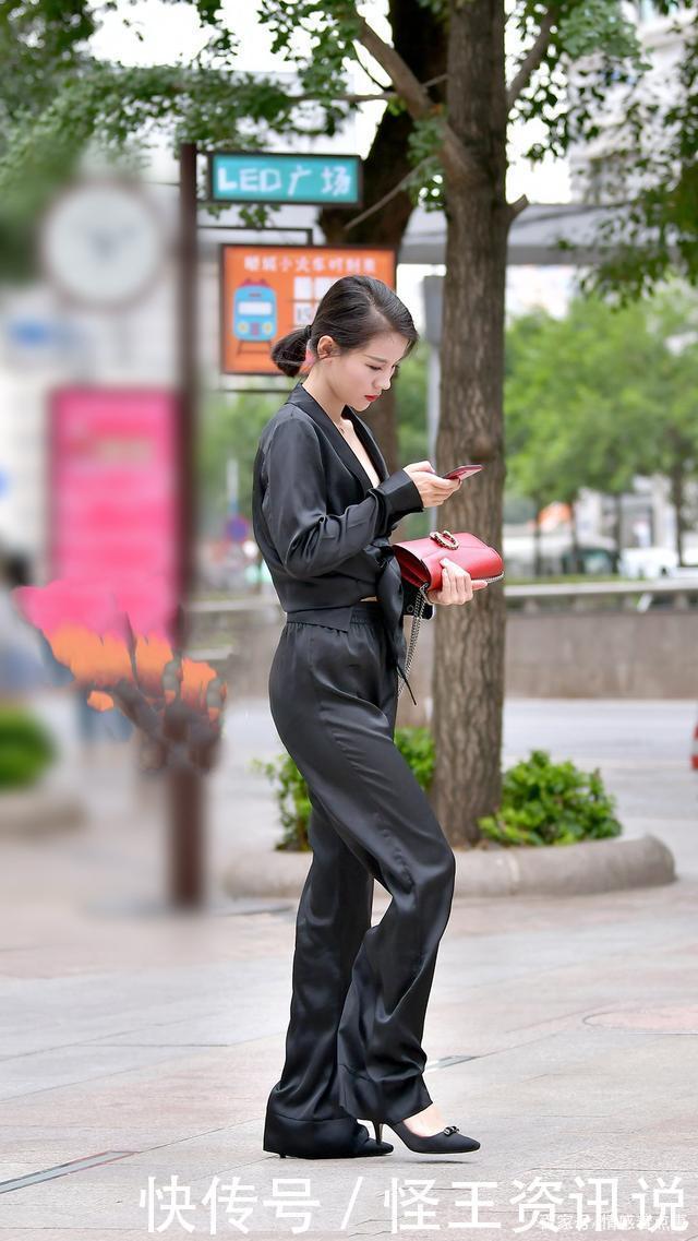 保暖效果|美女选择黑色系套装,再搭配高跟鞋,凸显职业女性优雅的气质