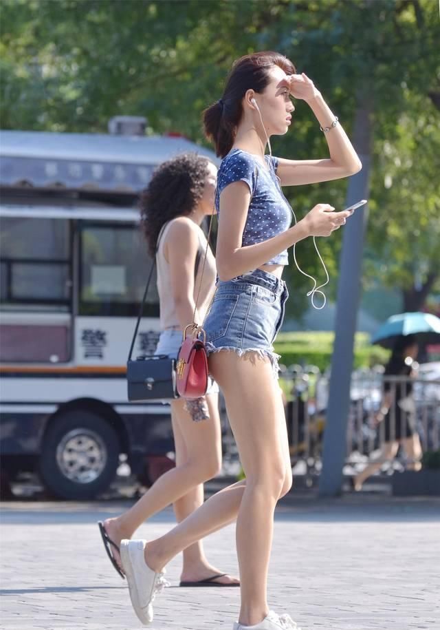 身材|穿着牛仔短裤的姑娘,她们很年轻,也相信自己有着长腿