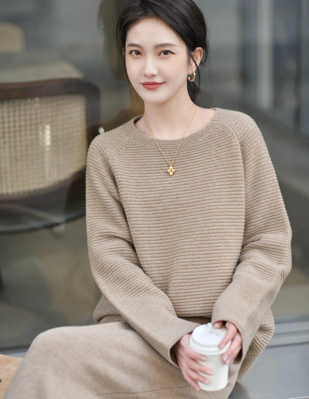 博主|气质是由内而外散发的,会穿“毛衣”很重要,美的像小姑娘