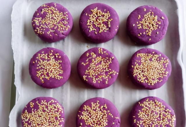 它富含花青素，热量比红薯低，做成饼煎一煎，香软营养且饱腹感强