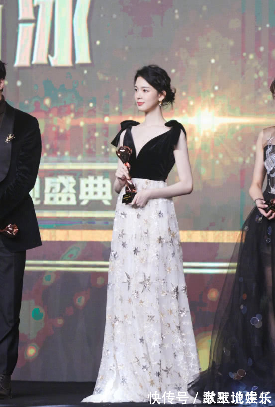 小姐姐|长了一张“漫画脸”,身高却有1米7,颜值魅力出众想不火都难