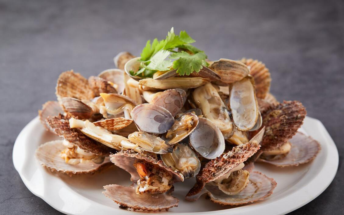 做扇贝别再用水煮了,海边人教你正确做法,肉质鲜嫩不回缩