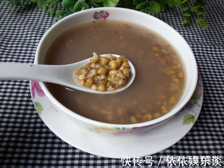 不论绿豆还是红豆,在煮的时候只需要多加1步,煮出来开花软烂