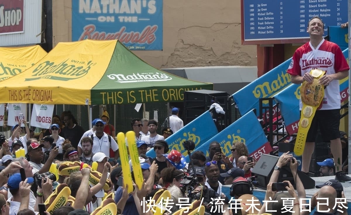 奇葩“吃香肠”比赛,10分钟内吃完74只热狗,各种表情太遭罪