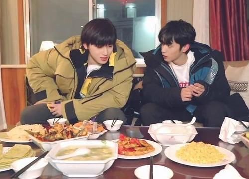 人员|团综路透:宋亚轩挑食,刘耀文撒娇哄他吃饭,工作人员称用词很甜