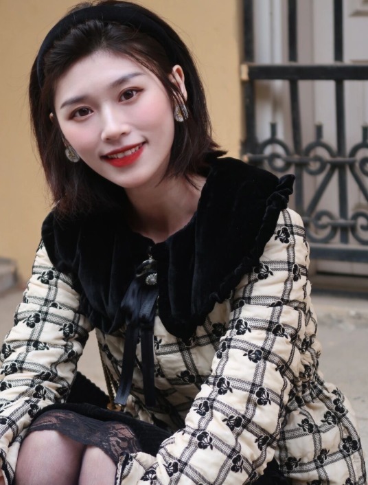 半身裙 日常穿搭没头绪?不妨试试“短外套+半身裙”,显高显瘦又有气质