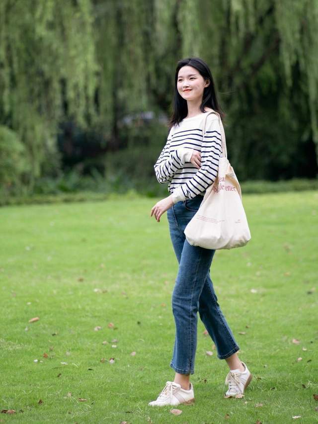 牛仔裤|想要搭配出氛围感其实很简单,条纹衫配牛仔裤简约利落,高级时髦
