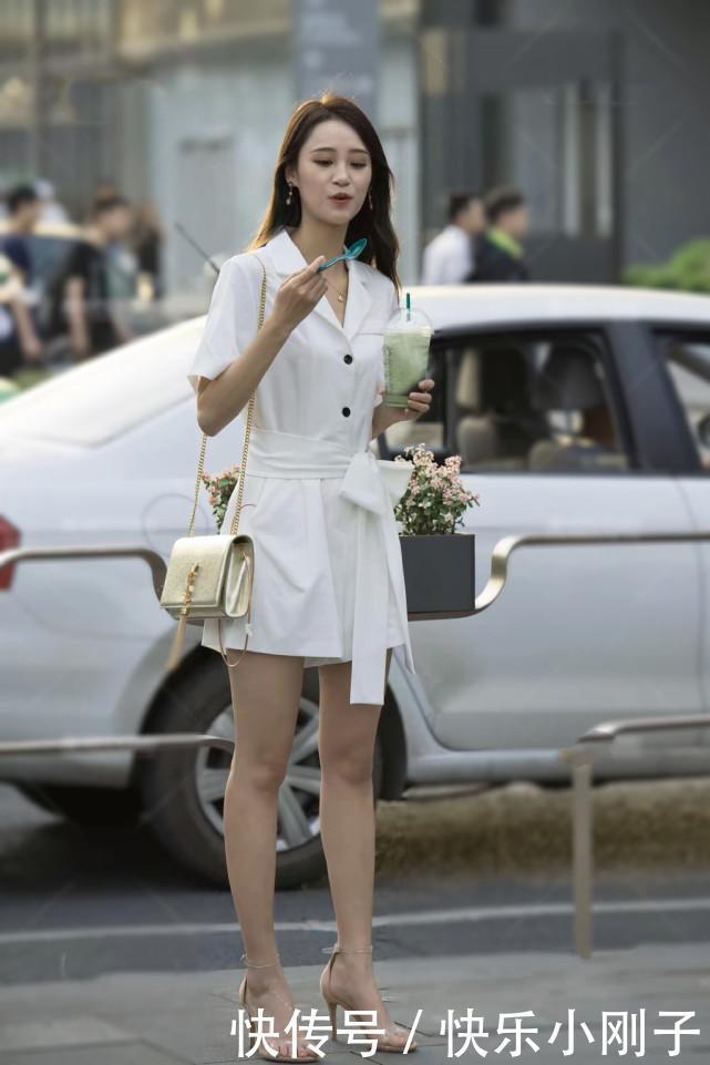 短裤|白色连衣短裤,穿着一双低调而优雅的高跟鞋,看起来大方而美丽