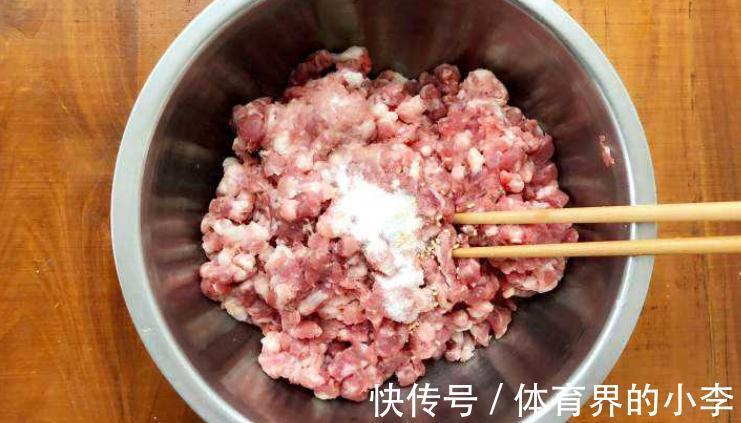 调肉馅时，500克肉放多少水？分享正确做法，饺子饱满多汁不干柴