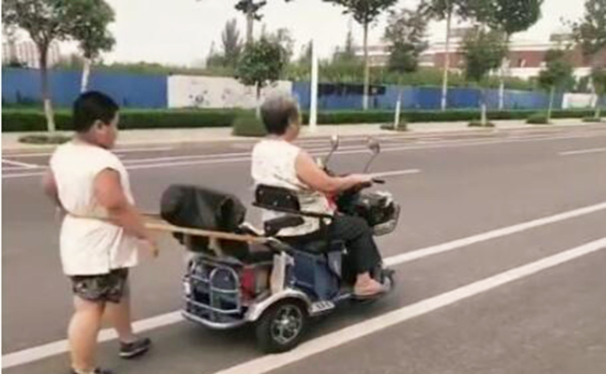 中国儿童肥胖报告|8岁男童长成120斤,奶奶自创新型减肥法陪孩子运动,网友:太硬核