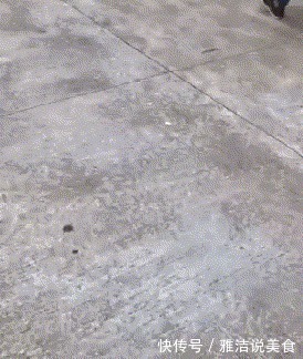 |搞笑GIF：姑娘这一跳太突然 我都觉得不好意思了