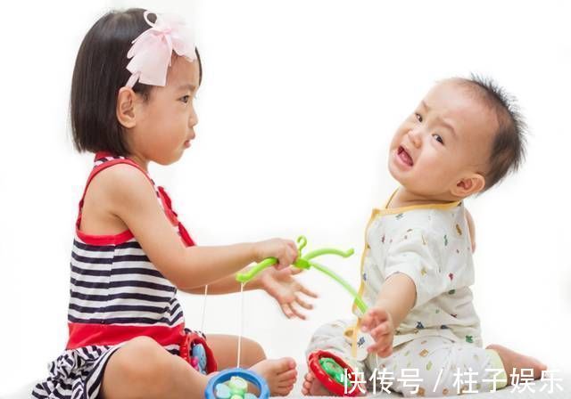 大宝|六岁姐姐打哭三岁弟弟,网上一片称赞:教育方式堪比教科书范本